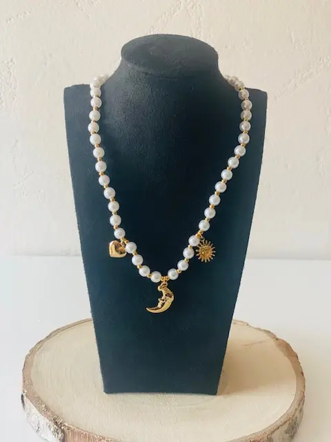 PERLES NACREES ET LUNE